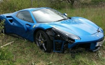 В Великобритании обнаружен брошенный после аварии автомобиль Ferrari 488 GTB В Великобритании обнаружен брошенный после аварии автомобиль Ferrari 488 GTB